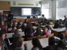 СЕКТОР„ПЪТНА ПОЛИЦИЯ” КЪМ ОД НА МВР-ЛОВЕЧ, СЪЮЗ НА БЪЛГАРСКИТЕ АВТОМОБИЛИСТИ И БЪЛГАРСКИЯТ ЧЕРВЕН КРЪСТ ПРОВЕДОХА СЪВМЕСТНА АКЦИЯ „СВЕТЛИНА” И ОТКРИТИ УРОЦИ ПО БЕЗОПАСНОСТ НА ДВИЖЕНИЕТО