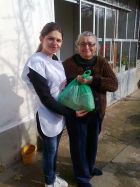 УЧЕНИЦИ И ДОБРОВОЛЦИ БМЧК КЪМ СОУ  „БАЧО КИРО” ГР.ЛЕТНИЦA ДАРИХА НИКУЛДЕНСКИ ЯСТИЯ НА САМОТНИ ВЪЗРАСТНИ ХОРА