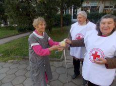 ВЪЗРАСТНИ ЧЕРВЕНОКРЪСТЦИ ПОДАРИХА ЯЙЦА И КОЗУНАЦИ НА ХОРА В НЕРАВНОСТОЙНО ПОЛОЖЕНИЕ ПО СЛУЧАЙ ВОЗКРЕСЕНИЕ ХРИСТОВО